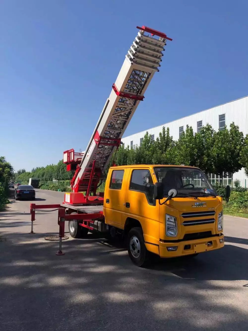 五河县附近的云梯车出租服务：轻松解决高空作业需求