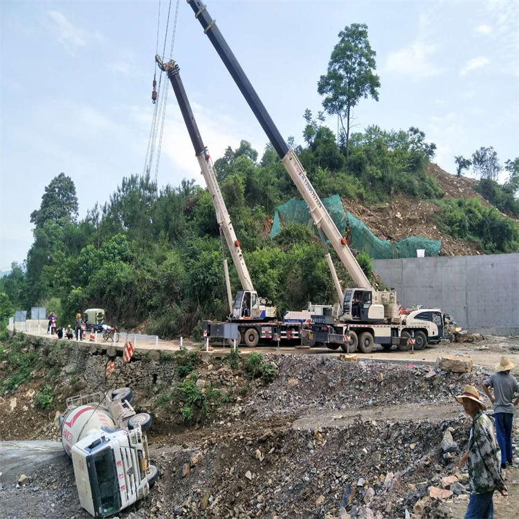 五河县汽车掉沟里叫吊车救援要多少钱